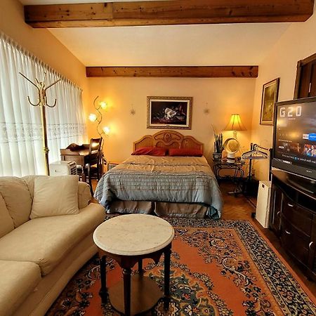 A Stunning Chalet Style Home Toronto Esterno foto