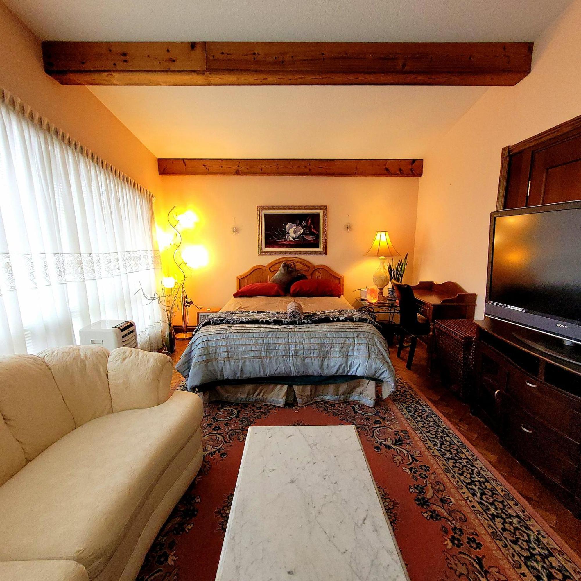 A Stunning Chalet Style Home Toronto Esterno foto