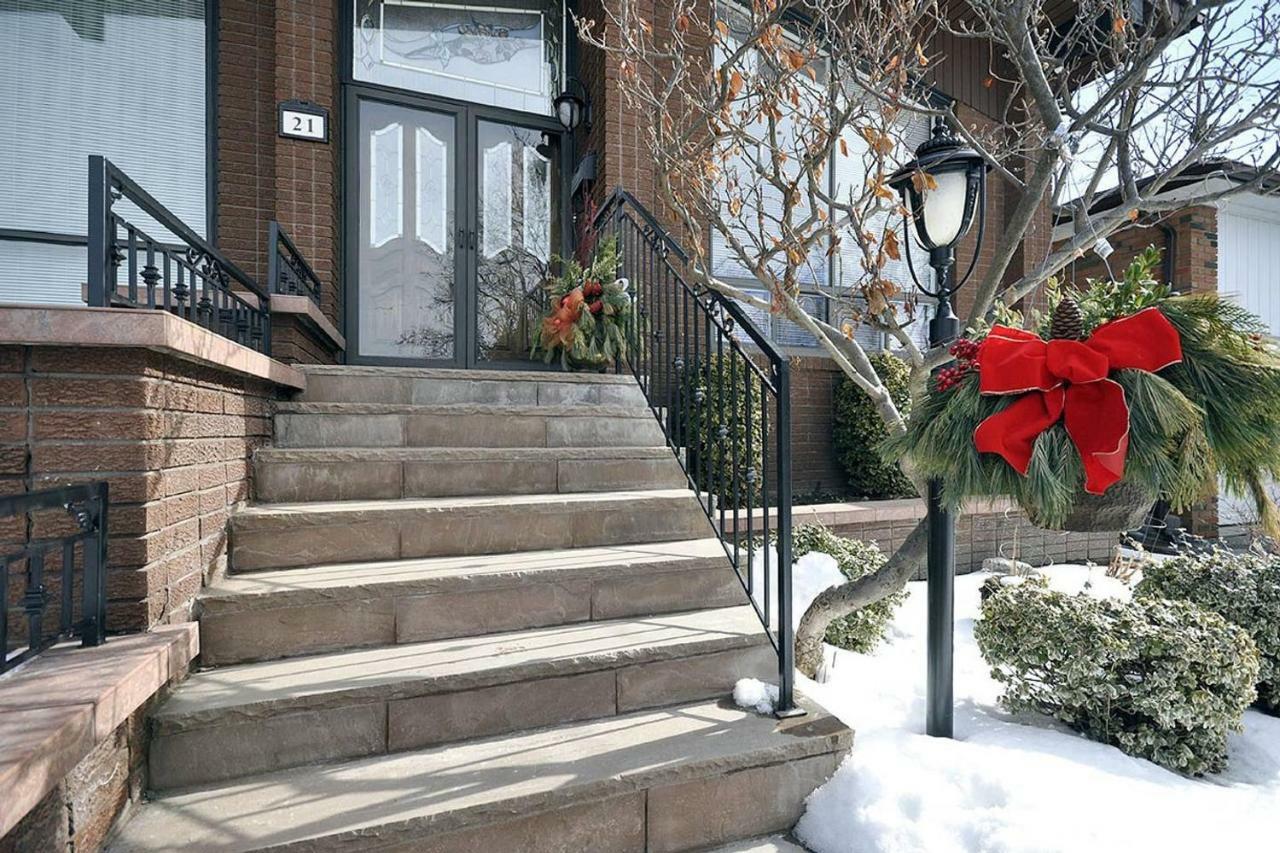A Stunning Chalet Style Home Toronto Esterno foto